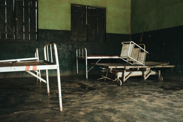 Des lits sans matelas à l'intérieur de l'hôpital de Bakouma. 
 © Julien Dewarichet