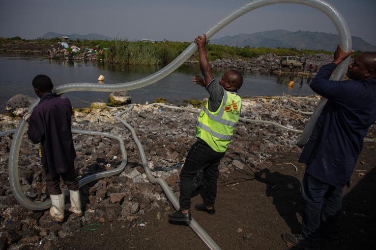 Une équipe MSF réalise l'entretien des canalisations de la station d'épuration de Bulengo. L'eau du lac Kivu est aspirée grâce à un système de pompes à eau, puis traitée avec du chlore avant d'être stockée dans des réservoirs et distribuée dans le réseau de distribution d'eau du camp de déplacés de Bulengo.
© MSF/Alexandre Marcou