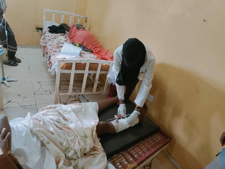 Un membre du personnel médical termine le pansement d'un patient à l'hôpital Al Nao, au Soudan.
© MSF
