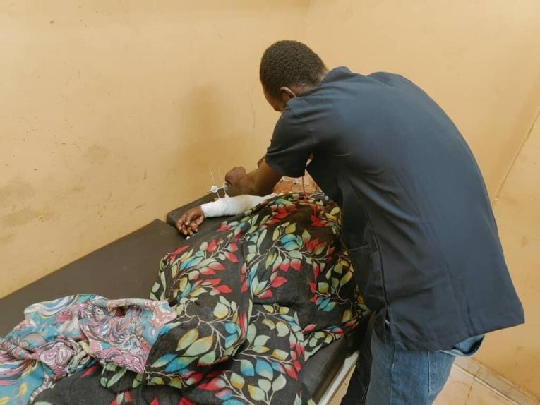 Une patiente blessée au bras est auscultée à l'hôpital Al Nao, au Soudan.
© MSF