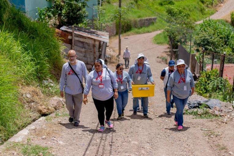 La route pour rejoindre les maisons des volontaires communautaires est difficile d'accès. Malgré cela, l'équipe MSF rend visite à ces personnes chaque semaine.
© Martín Cálix