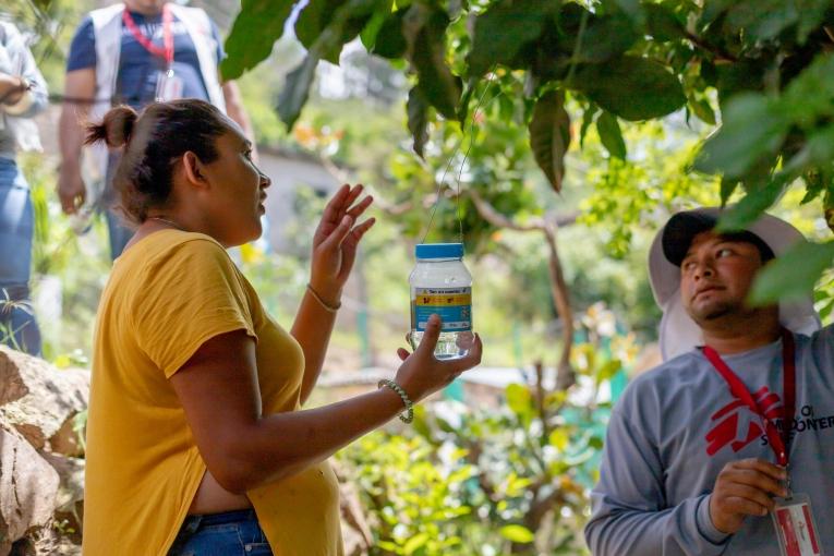 Julia López est l'une des volontaires qui ont accepté de placer chez elle une bouteille contenant des œufs de moustique Wolbachia.
© Martín Cálix