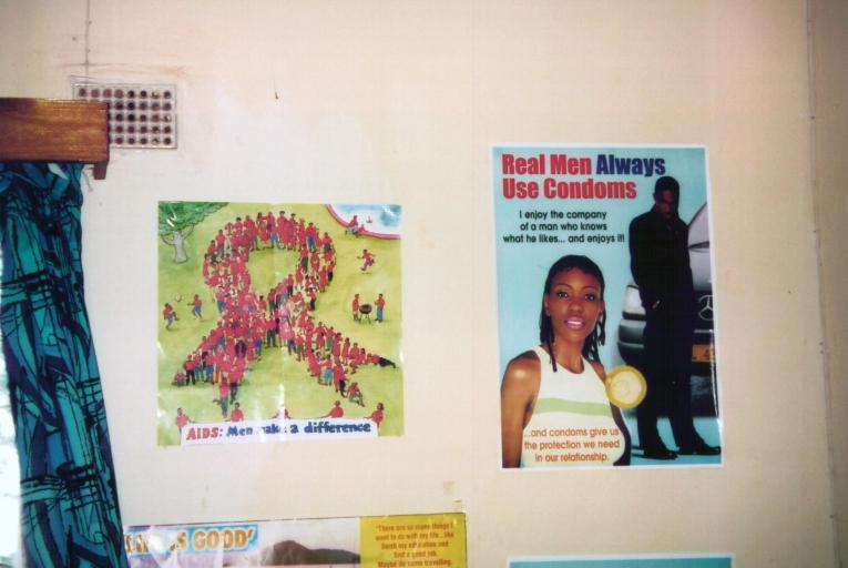 Des affiches de prévention contre le sida en 2002 au Malawi. 
 © Isabelle Merny