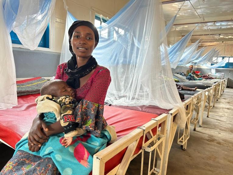 Micheline, 23 ans, tient dans ses bras son fils Daniel, 10 mois, admis depuis une semaine au Centre de Nutrition Thérapeutique de l'hôpital de Mweso, au Nord-Kivu, soutenu par les équipes MSF depuis 2005 en partenariat avec le Ministère de la Santé. 
 © Laora Vigourt/MSF