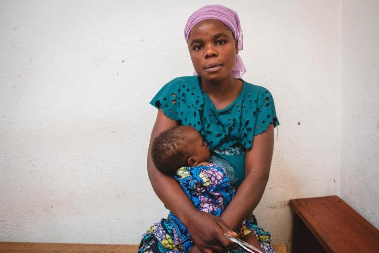 Fahida tient dans ses bras son fils Joël, 12 mois, admis pour malnutrition aiguë sévère au Centre de Nutrition Thérapeutique de l'hôpital de Masisi, soutenu par MSF depuis 2007. 
 © MSF/Laora Vigourt