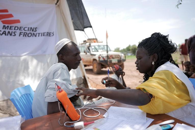 Une infirmière MSF examine un patient dans la clinique installée à proximité du camp de réfugiés de Wedweil au Soudan du Sud. 
 © Peter Bräunig