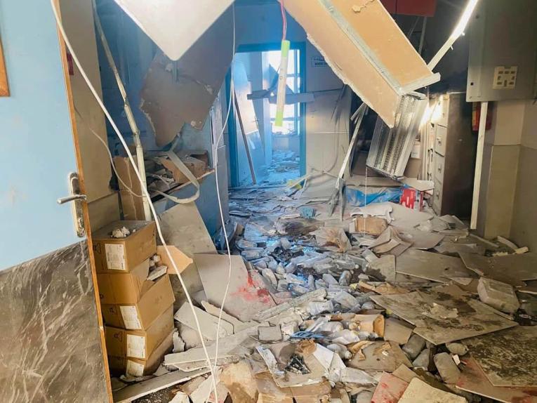 L'hôpital Al-Awda dans le nord de Gaza, après la frappe du 21 novembre 2023 qui a tué trois médecins, dont deux membres du personnel de MSF, et blessé de nombreuses autres personnes. 
 © MSF