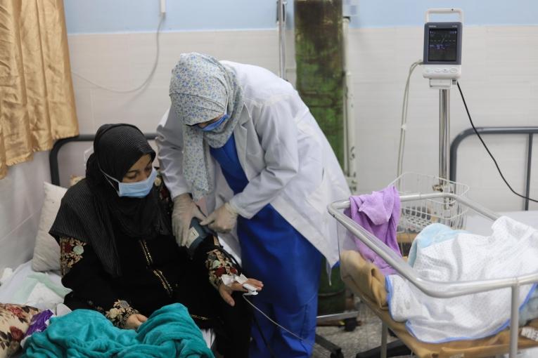 Une patiente dans la maternité de l'hôpital émirati de Gaza, dans laquelle les équipes MSF travaillent.
 
 © Mariam Abu Dagga/MSF