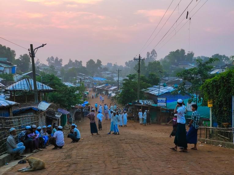Des réfugiés rohingyas se rassemblent pour discuter dans les rues des camps de Cox’s Bazar. Cox’s Bazar, Bangladesh, octobre 2023 © Ro Yassin Abdumonab