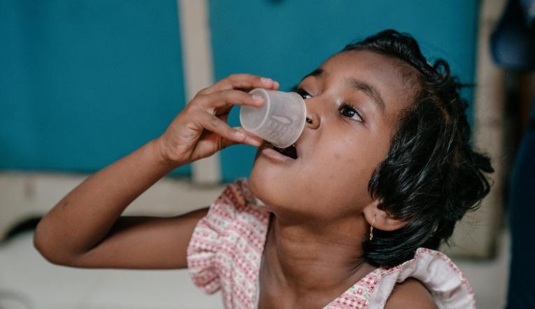 Une enfant de sept ans, atteinte de tuberculose multirésistante, prend ses médicaments en Inde. Elle est suivie par les équipes MSF.
 © Prem Hessenkamp