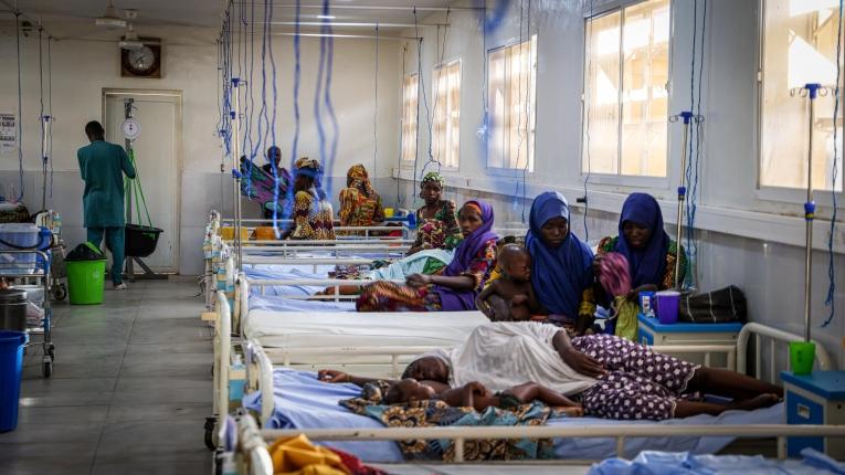 Des enfants malnutris et leurs mères, dans le centre nutritionnel thérapeutique MSF de Kofar Sauri. Nigeria. 2023.
 © MSF/Ehab Zawati