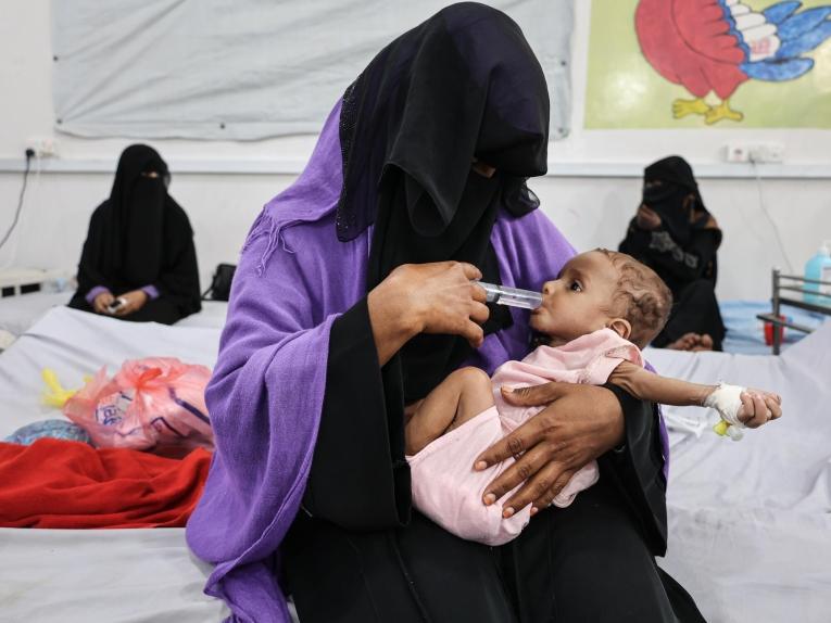 Une mère nourrit son fils âgé de neuf mois dans la maternité de l'hôpital d'Abs soutenue par MSF. 2024.
© Jinane Saad/MSF