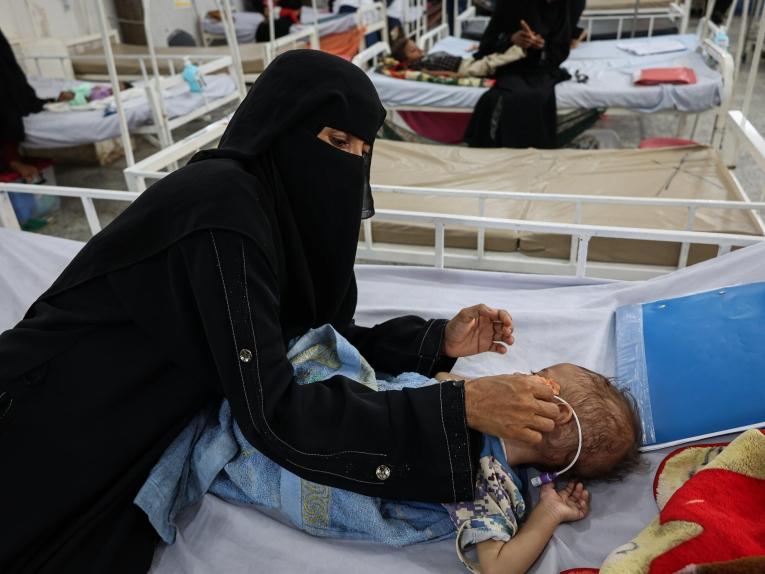 Mayasa et son fils Mohammad âgé de deux ans, dans la maternité de l'hôpital d'Abs soutenue par MSF. 2024.
© Salam Daoud/MSF