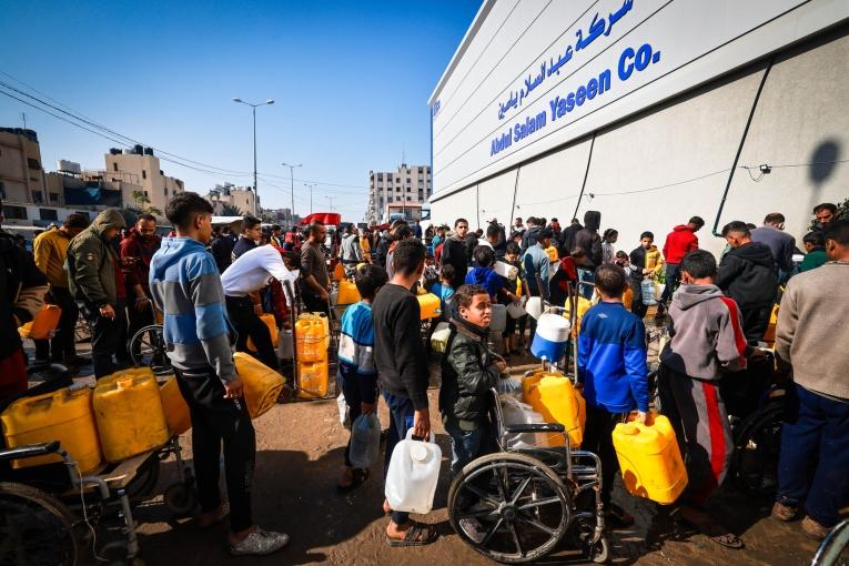 Des palestiniens font la queue pour recevoir de l'eau à Rafah. 
 © MSF