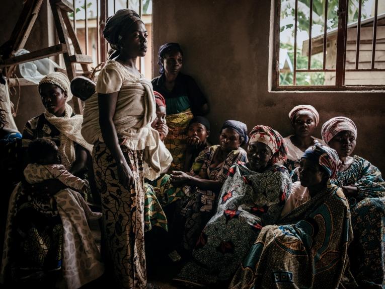Session de sensibilisation sur la prise en charge des violences sexuelles organisée par MSF dans un centre de santé soutenu par l'association à Kishinji dans la région de Minova. Avril 2024.
 © Hugh Cunningham