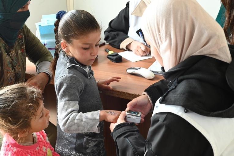 Une consultation médicale lors d'une clinique mobile MSF à Masafer Yatta. 2024.
 
 © Candida Lobes/MSF