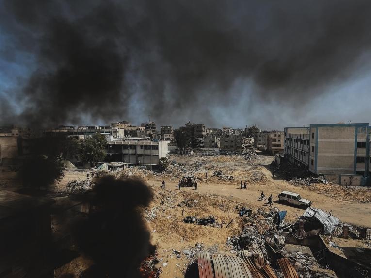 Vue sur la ville de Khan Younès depuis le toit de l'hôpital Nasser, auparavant le plus grand hôpital du sud de Gaza. Début 2024, l’hôpital Nasser, ses patients et son personnel médical ont été la cible d’attaques délibérées et répétées de la part de l’armée israélienne. Dès novembre 2023, MSF avait documenté des attaques similaires contre les hôpitaux Al-Shifa, Al-Quds et Al-Nasr, dans le nord de la bande de Gaza.&nbsp;&nbsp;

Avril 2024. Gaza. ©&nbsp;Ben Milpas/MSF
