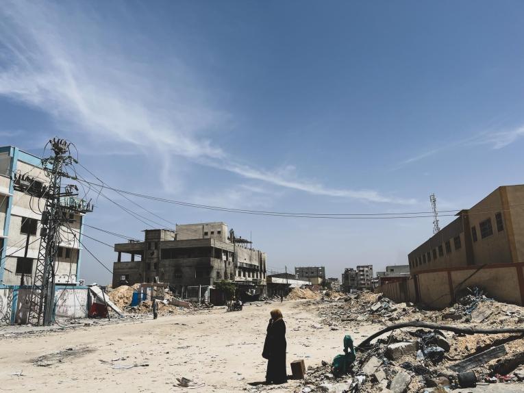 Palestine, Khan Younis, sud de Gaza, 22 avril 2024. Une femme attend un moyen de transport à Khan Younis.&nbsp;
 © Ben Milpas/MSF