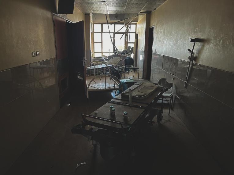 Palestine, Khan Younis, sud de Gaza, 23 avril 2024. Photographie prise à l'intérieur de l'hôpital Nasser, après que ce dernier a été assiégé et attaqué par les forces israéliennes.&nbsp;
 © Ben Milpas/MSF