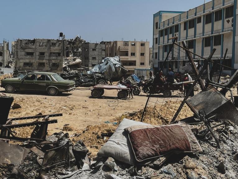 Palestine, Khan Younis, sud de Gaza, 28 avril 2024. Le retrait des forces israéliennes de la zone a permis à certains Palestiniens de retourner dans la ville de Khan Younis, où la plupart d’entre eux ont découvert leurs maisons en ruines.&nbsp;
 © Ben Milpas/MSF