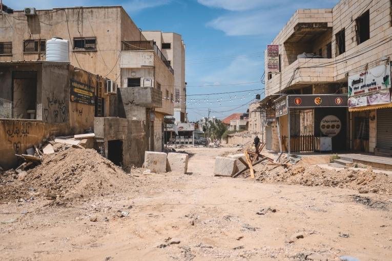 La rue principale du camp de Jénine, détruite par les incursions israéliennes répétées en Cisjordanie, Palestine. 
 © Oday Alshobaki/MSF