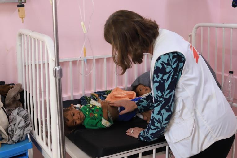 Une membre du personnel de MSF s'occupe d'un enfant malade à l'hôpital Nasser, dans le sud de la bande de Gaza. 
 © Mariam Abu Dagga/MSF