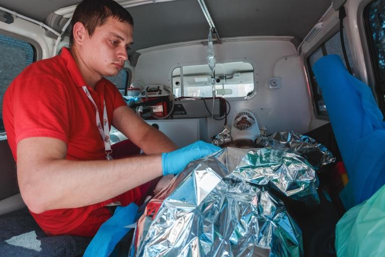 Un homme de 45 ans, grièvement blessé, en route vers Dnipro dans une ambulance MSF. Août 2024.
© Olexandr Glyadyelov