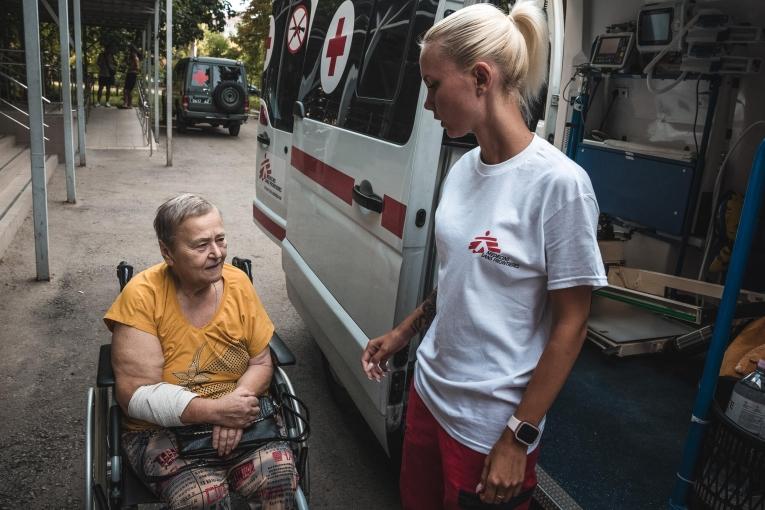 Une ambulancière MSF en discussion avec une patiente qui nécessite une dialyse. Août 2024.
© Olexandr Glyadyelov