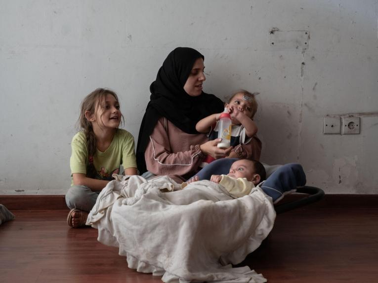 Zeinab Ozeir, accompagnée de deux de ses enfants, dans le refuge d'Azarieh à Beyrouth. 
 © Antoni Lallican/Hans Lucas