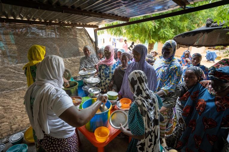 Des femmes enceintes et leurs accompagnantes au « Village maman » de l'hôpital de référence de Ténenkou durant un repas. Août 2024.
© Mohamed Dayfour Diawara