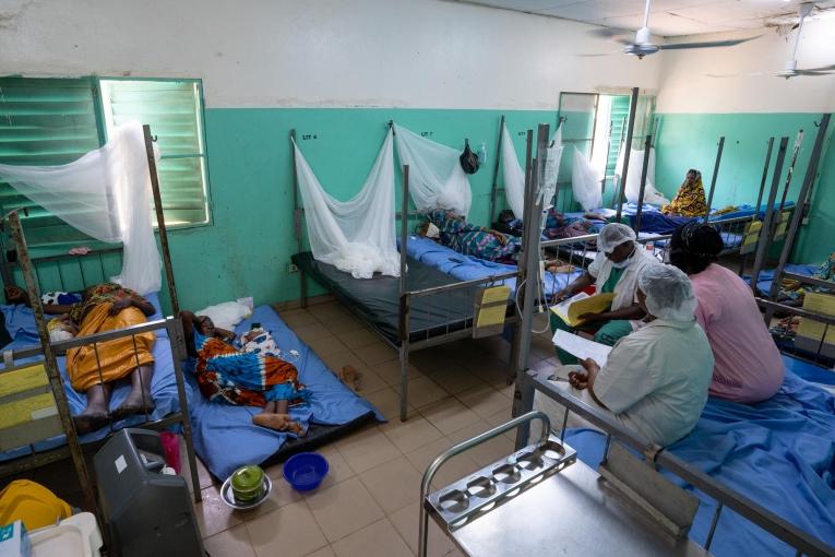 Le service de maternité de l'hôpital de référence de Ténenkou accueille chaque semaine des dizaines de femmes enceintes pour leur accouchement. Certaines restent ensuite sous observation pendant quelques jours lorsque leur état de santé le nécessite. Août 2024.
© Mohamed Dayfour Diawara