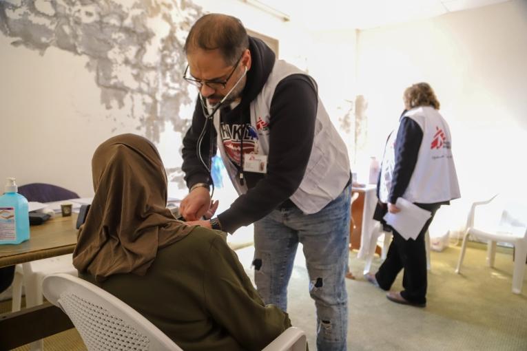 Une femme âgée déplacée dans le sud du Liban reçoit des soins de la part de l'unité médicale mobile de MSF dans un abri collectif près de Saïda, à 60 km de la frontière sud.&nbsp;
 © Maryam Srour/MSF