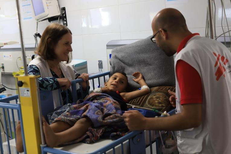 Mohammad Shihada, infirmier superviseur, et Joanne Perry, référente médicale du projet à Gaza, s'occupent d'un jeune patient qui reçoit des soins après avoir été blessé à Gaza.
 © Mariam Abu Dagga/MSF