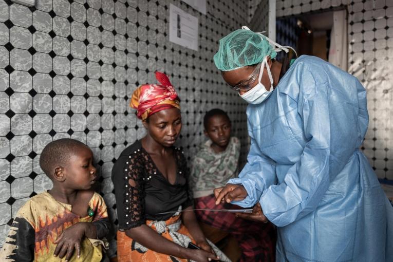 Dépistage du mpox dans un centre de santé soutenu par MSF dans le camp de déplacés de Kanyaruchinya, à la périphérie de Goma.
 © Michel Lunanga
