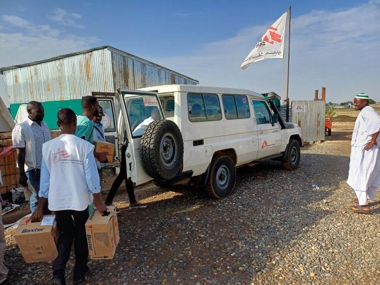 Les équipes MSF chargent des voitures de matériel pour les cliniques mobiles et l'hôpital Al Fao, dans l'État de Gedaref.
 © Hani Dweik/MSF