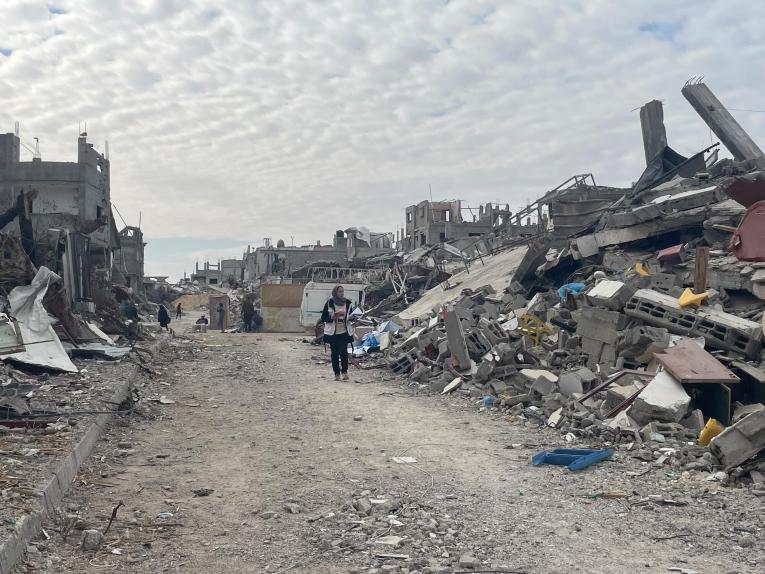 Nadia Abo Malloh, coordinatrice médicale de MSF, marche dans les ruines de la ville de Rafah, au sud de Gaza, en Palestine.
 © MSF