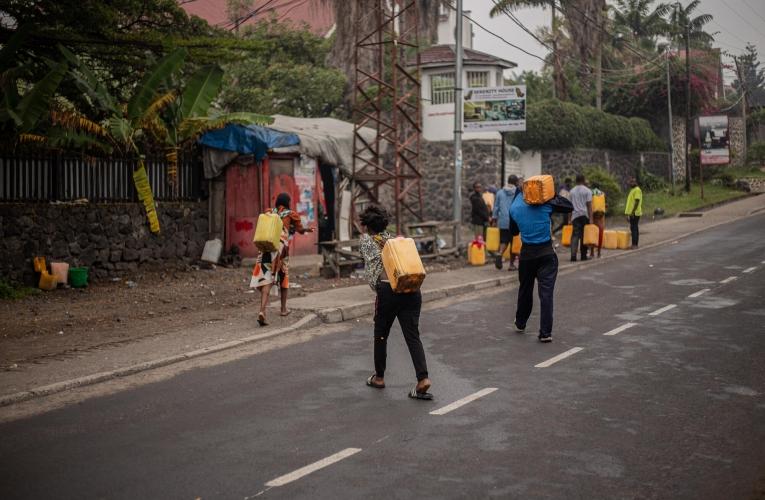 Des habitants de Goma transportent des jerrycans d'eau potable alors que la ville est soumise à des interruptions du service d'eau.
© Jospin Mwisha