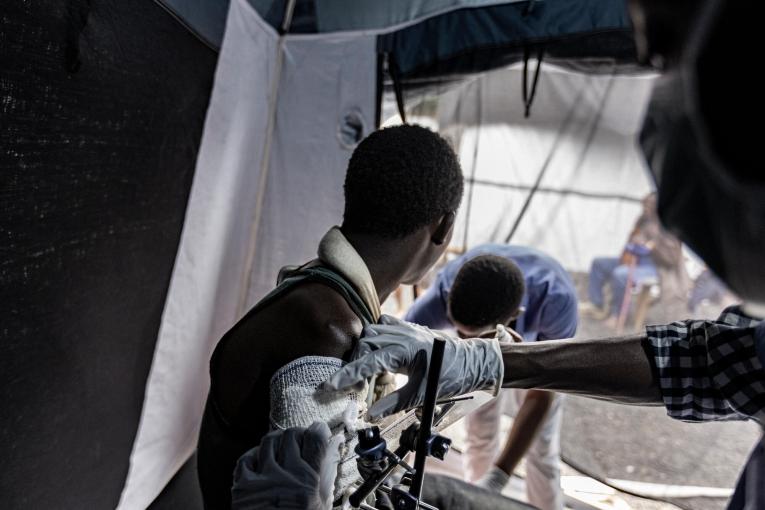 Patient à l'hôpital Kyeshero, à Goma, où MSF intervenait avant le début des combats dans la ville.
Au cours de la dernière semaine de janvier, lorsque les combats ont atteint Goma, MSF a rapidement mis en place un plan pour faire face à un afflux massif de blessés, en particulier pour soutenir le travail du Comité international de la Croix-Rouge (CICR) à l'hôpital de Ndosho.
© Michel Lunanga