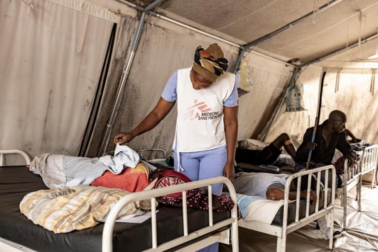 Avant que les combats n'éclatent à Goma, les équipes de MSF travaillaient à l'hôpital de Kyeshero, situé dans la partie ouest de la ville, en soutien au ministère de la Santé. Elles prodiguaient des soins aux enfants souffrant de malnutrition, dont la plupart provenaient des camps de personnes déplacées situés à proximité de la ville.
© Michel Lunanga
