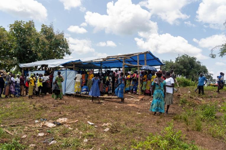 Les réfugiés sud-soudanais font la queue pour être enregistrés auprès du Comité national des réfugiés de la RDC. Une fois l'enregistrement effectué, ils peuvent recevoir des kits d'articles non alimentaires (NFI) de MSF. Ces kits contiennent des moustiquaires, des seaux, du savon et d'autres articles essentiels.
© Sam Bradpiece/MSF