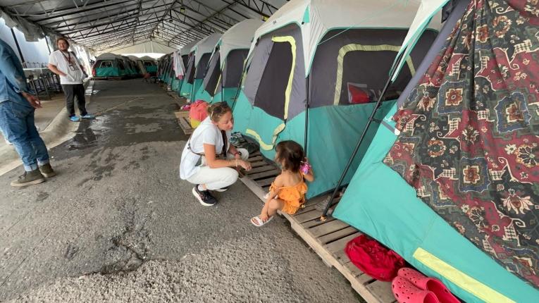 Emmanuelle Brique, coordinatrice adjointe de MSF pour le projet à la frontière nord du Mexique, s'entretient avec un enfant au refuge de Pumarejo, dans la ville de Matamoros.
© Christian Zetina/MSF