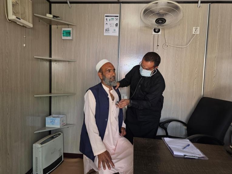 Atta ur Rahman, médecin MSF, examine Jan Akbar, un patient diabétique, lors d'une consultation externe à la clinique de soins primaires MSF de la vallée de Tirah, au Khyber Pakhtunkhwa. Pakistan, juin 2025
 © Gul Nayab/MSF