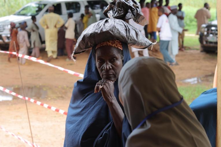 Une femme de l'État de Katsina reçoit un sac de nourriture supplémentaire de MSF pour prévenir le risque de malnutrition de ses enfants.
 © Elkanah Yakubu
