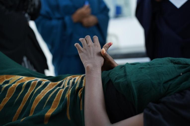 Une femme se repose dans le service des fistules obstétricales de l'hôpital régional de Bay, soutenu par MSF.
 © /MSF