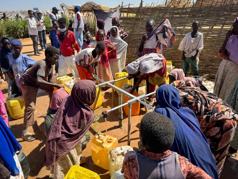 Dans les camps de Daba Naira et de Tawila Unda, où arrivent la plupart des personnes déplacées d'El Fasher, la distribution d'eau potable est insuffisante&nbsp;: environ 1,5 litre par personne et par jour selon une évaluation de MSF, bien loin du minimum humanitaire de 15 litres.
 © Natalia Romero Peñuela/MSF