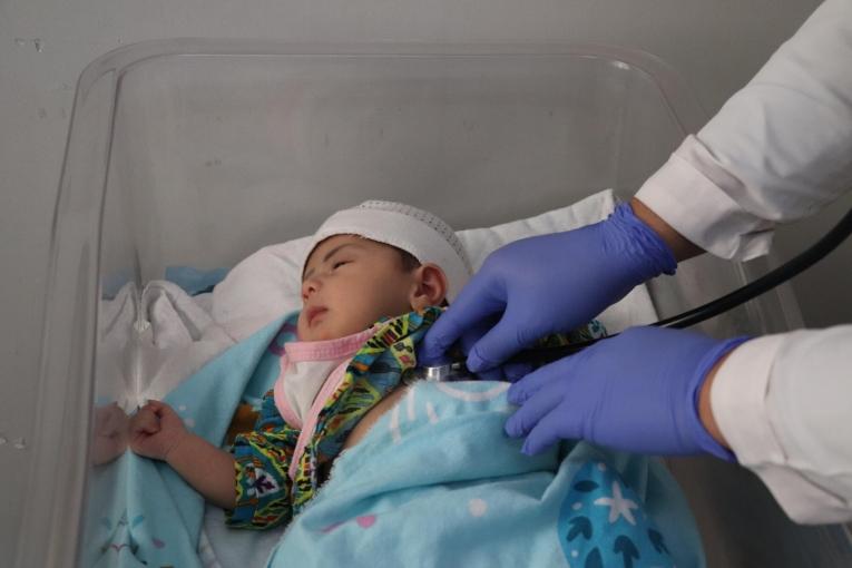Un médecin de MSF effectue un check-up de routine sur un nouveau-né admis à l'unité de soins intensifs néonatals de MSF à l'hôpital régional Abo Ali Sina de Mazâr-e Charîf, en Afghanistan.
 © Zahra Shoukat