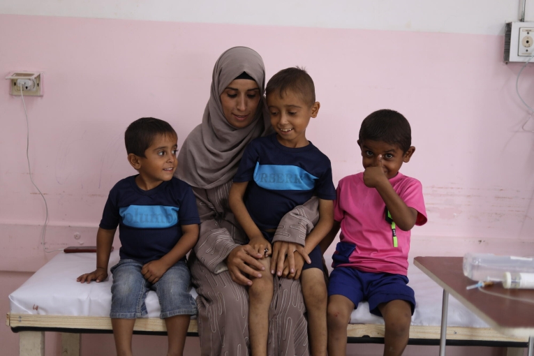 Hanan et ses enfants, patients à l'hôpital Nasser en attente d'évacuation médicale. Novembre 2025.&nbsp;
 © Nour Alsaqqa/MSF