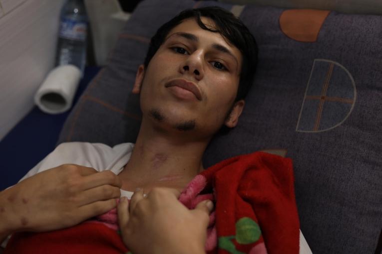 Osama, patient à l'hôpital Nasser en attente d'une évacuation médicale. Novembre 2025.
 © Nour Alsaqqa/MSF