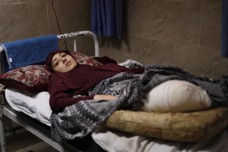 Maram, patiente à l'hôpital Nasser en attente d'une évacuation médicale. Novembre 2025.
 © Nour Alsaqqa/MSF