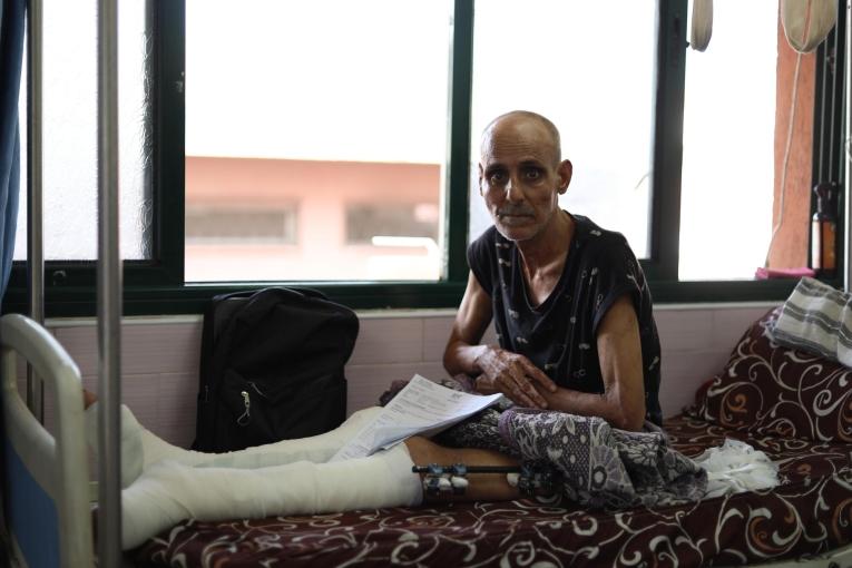 Sami, patient à l'hôpital Nasser en attente d'une évacuation médicale. Novembre 2025.
 © Nour Alsaqqa/MSF